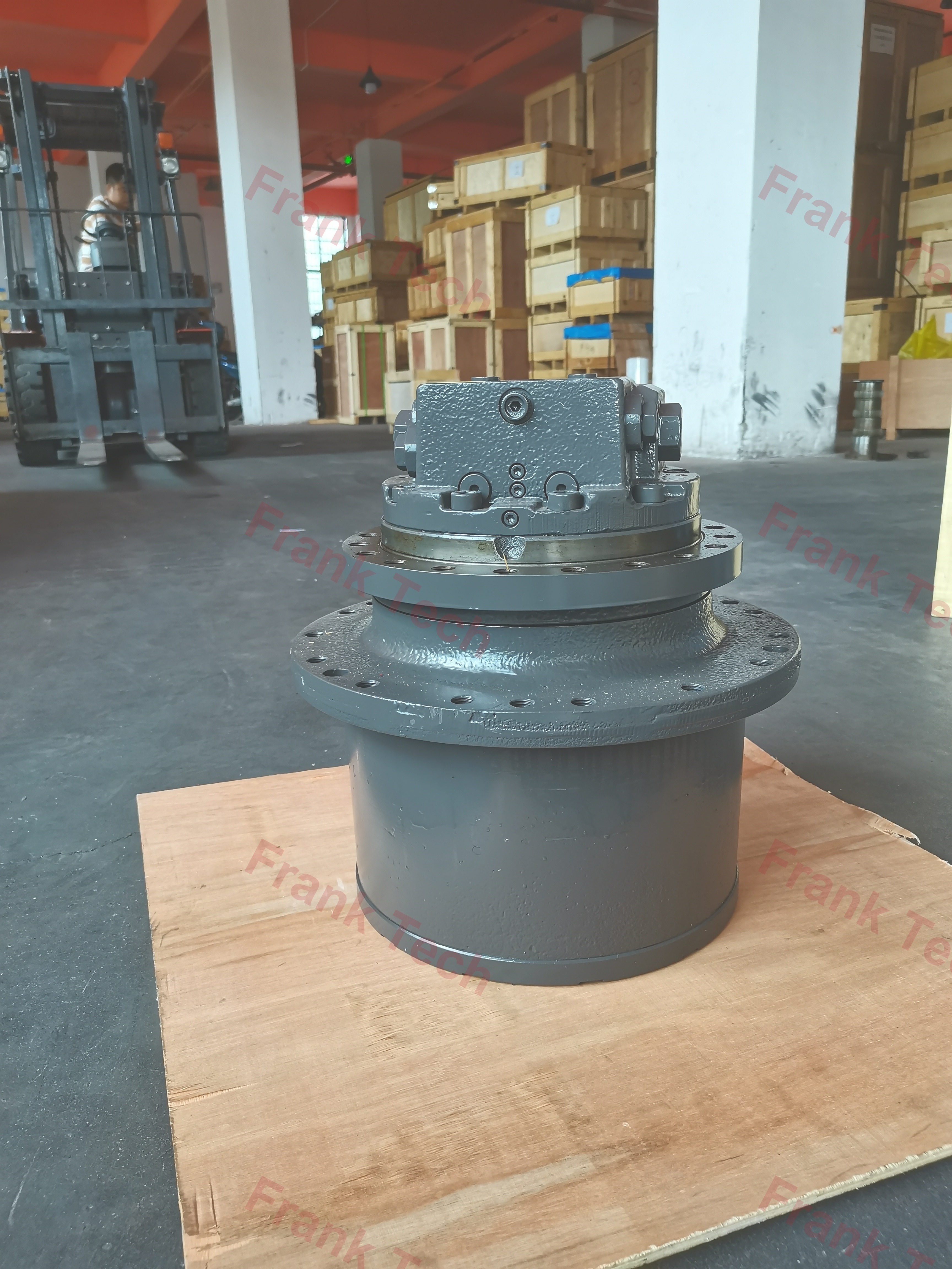 Travel device with reduction gearbox